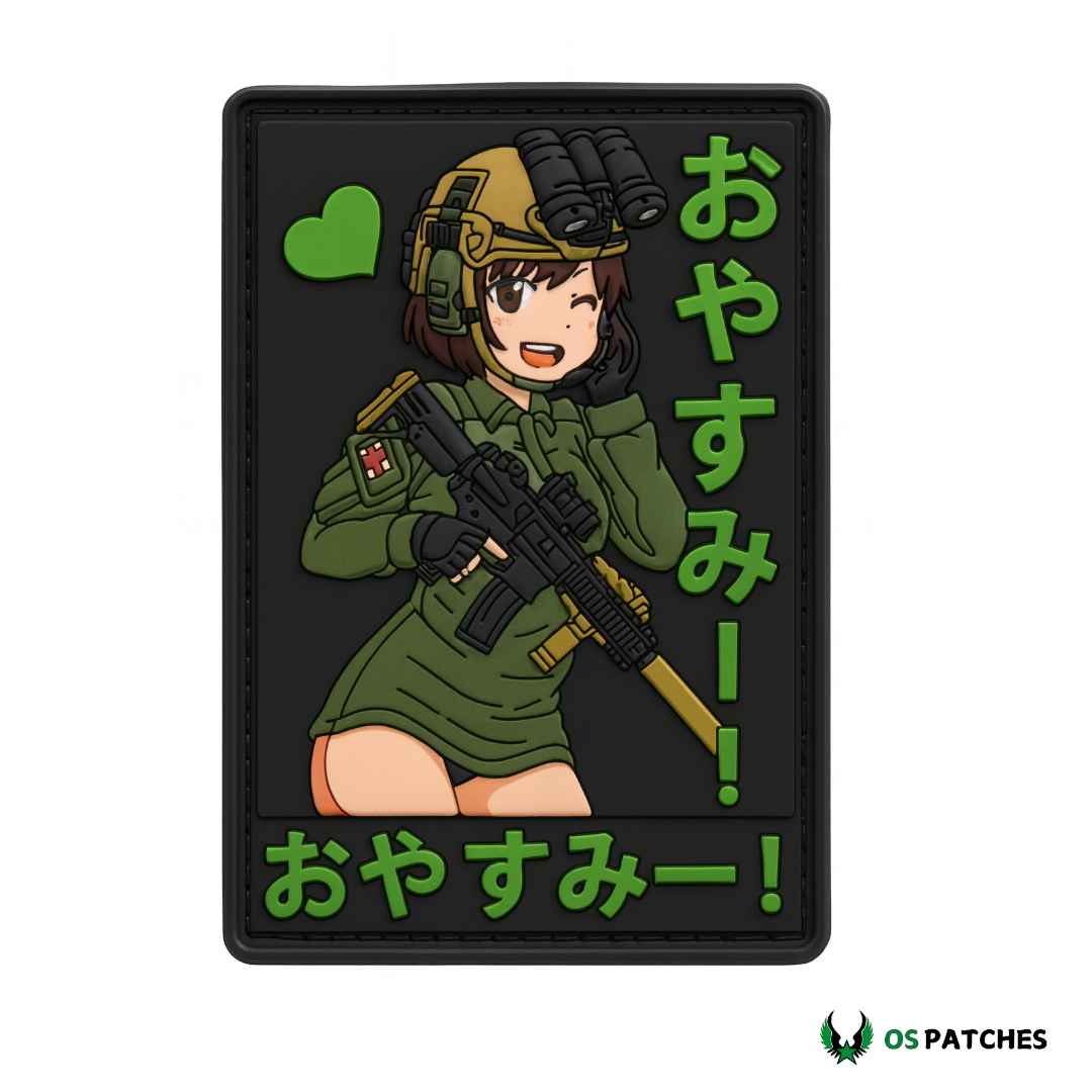 Parche PVC anime chica militar con casco táctico y rifle en japonés