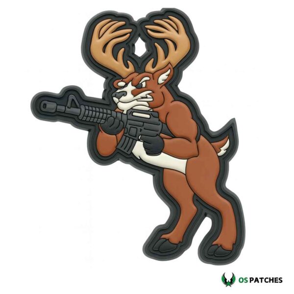 Parche PVC venado guerrero con rifle táctico y expresión feroz de combate