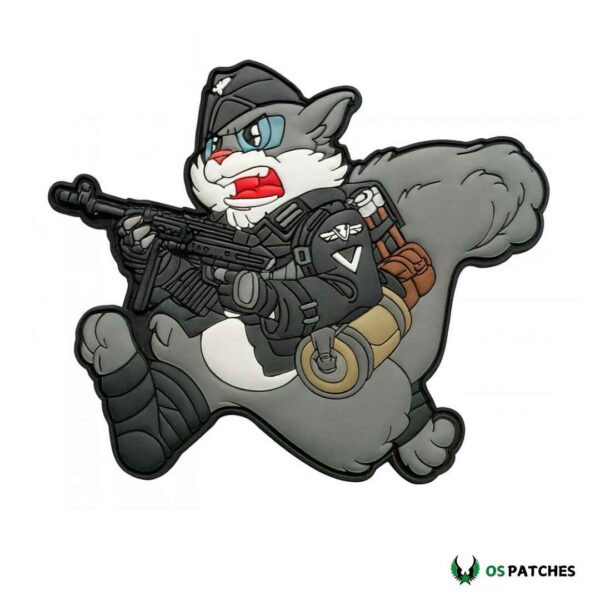 Parche PVC gato militar armado con rifle, mochila táctica y uniforme negro