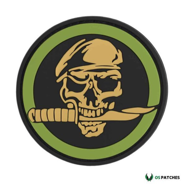 Parche PVC redondo con calavera boina militar y cuchillo en los dientes.