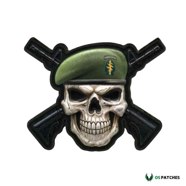 Parche PVC calavera con boina verde militar y fusiles cruzados detrás.