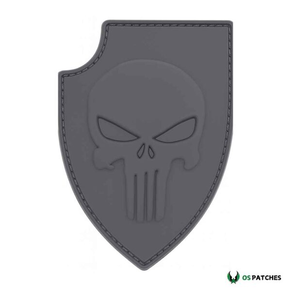 Parche PVC gris en forma de escudo con calavera estilo Punisher.