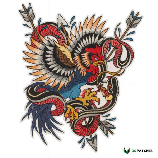 Parche bordado gallo y serpiente en combate, diseño tradicional, colores intensos.