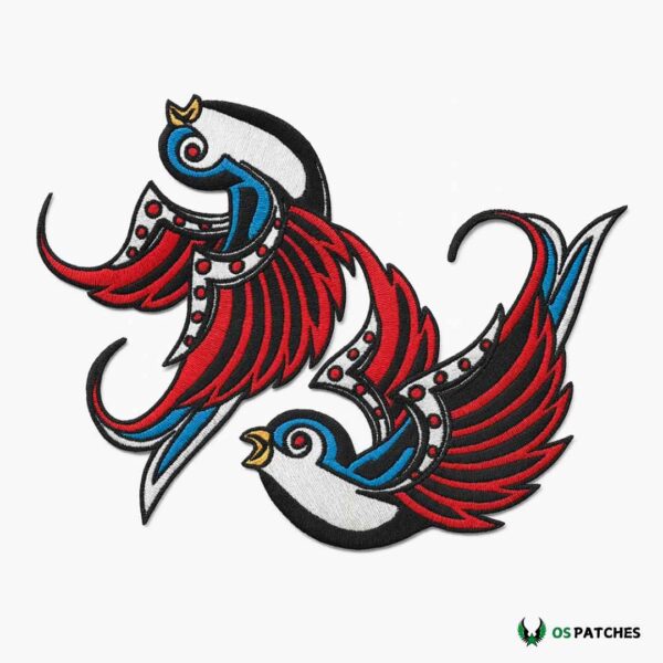 Parche bordado golondrinas rojas y azules, diseño tradicional, estilo vintage clásico.