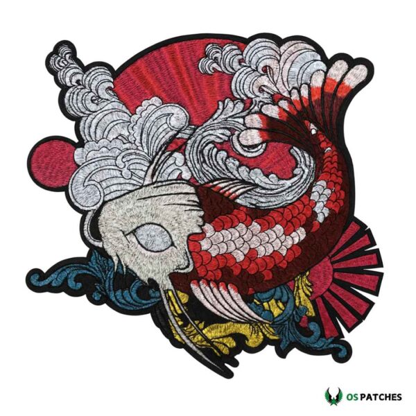 Parche bordado pez koi japonés rojo y blanco con olas detalladas.