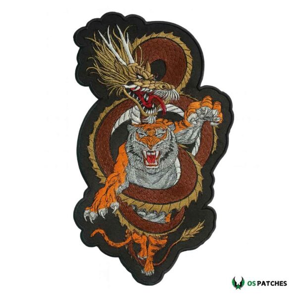 Parche bordado tigre y dragón entrelazados, diseño asiático grande y detallado.
