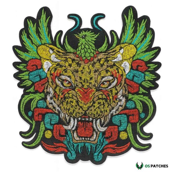 Parche bordado tigre salvaje con alas coloridas, estilo tribal, diseño detallado.
