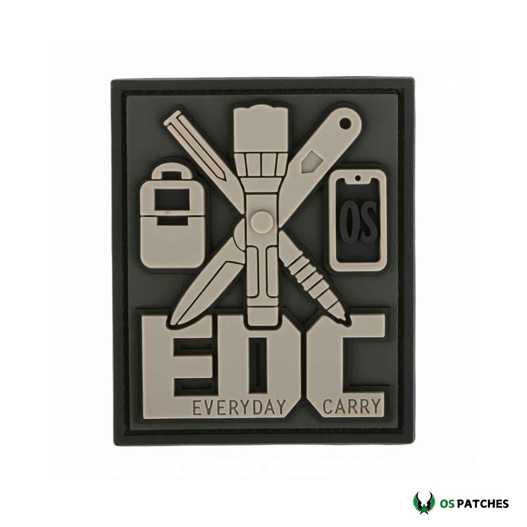 Parche PVC EDC en relieve 3D con diseño táctico de herramientas y texto “Everyday Carry”.