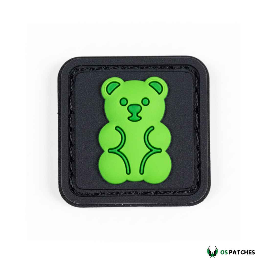 Parche PVC con diseño de osito verde en fondo negro, estilo 3D.