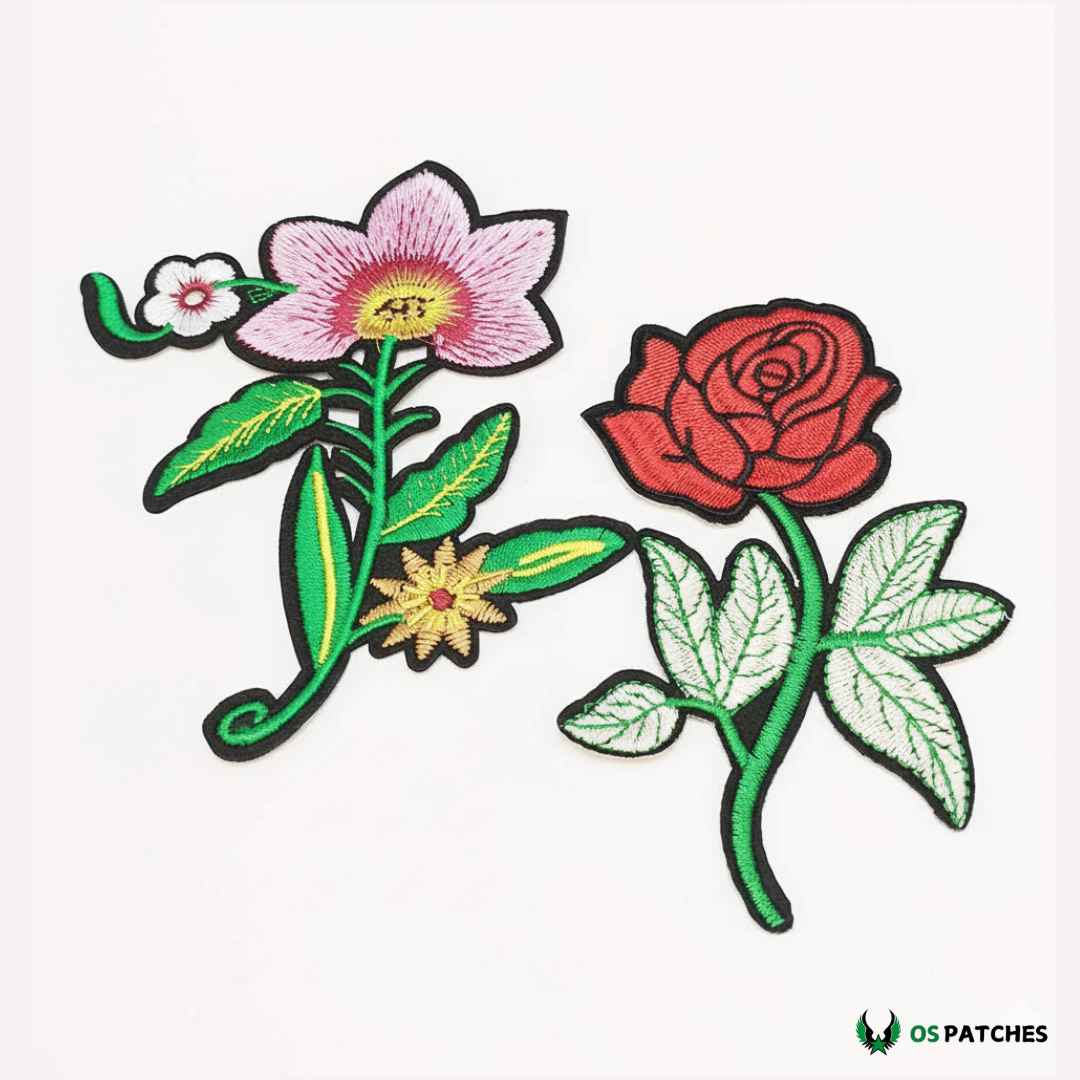 Parches bordados con flores coloridas, una rosa roja y una flor rosa con hojas verdes, ideales para ropa y accesorios