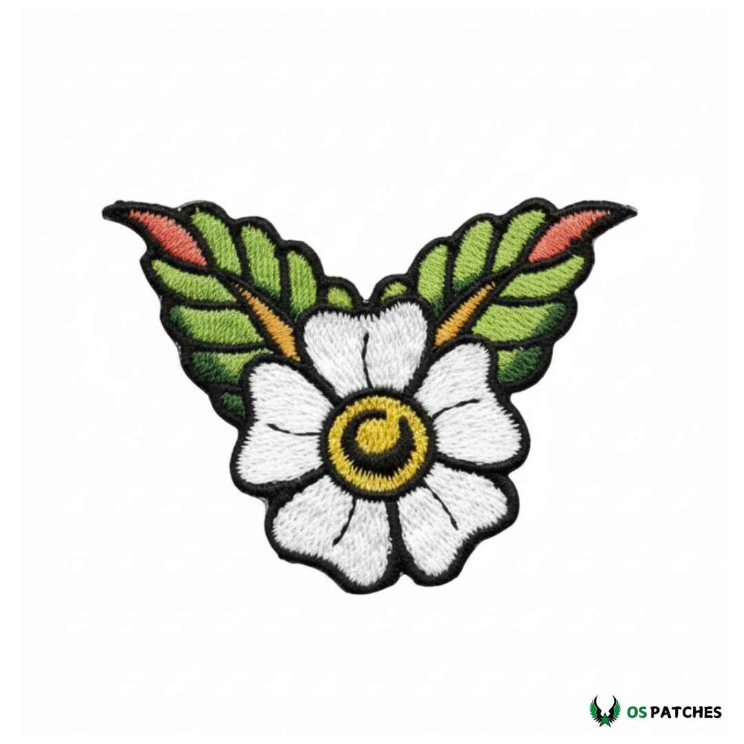 Parche bordado con flor blanca y hojas verdes, ideal para decorar ropa o accesorios.