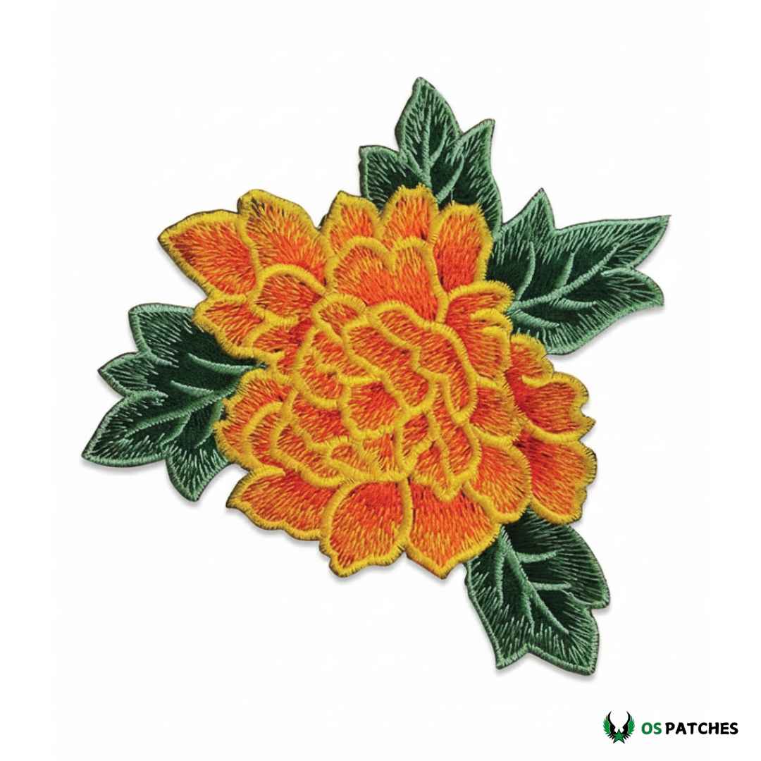 Parche bordado de flor amarilla con hojas verdes, ideal para decorar ropa y accesorios.