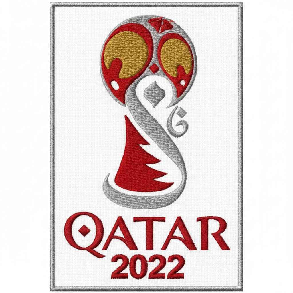 Parche bordado Qatar 2022 con el logotipo del Mundial en tonos rojo, dorado y gris sobre fondo blanco.