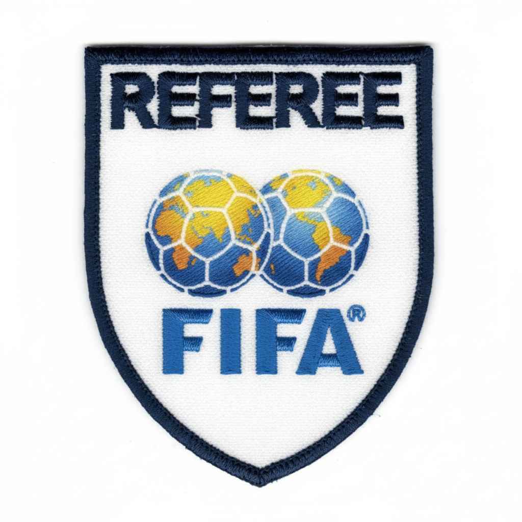 Parche termoadhesivo FIFA Referee con bordes azules y logotipo de dos balones en azul y dorado.
