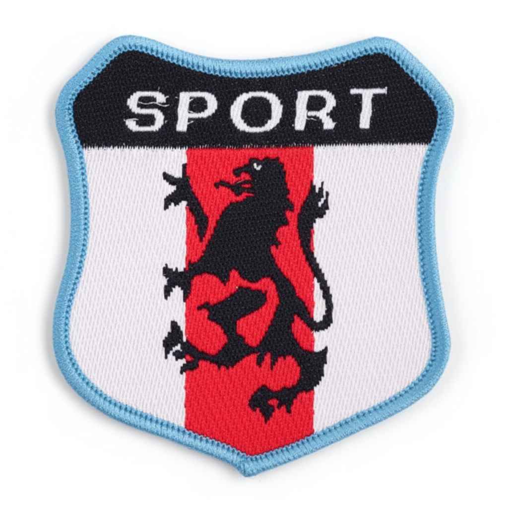 Parche bordado deportivo con león negro sobre fondo rojo y blanco, borde celeste y texto SPORT en la parte superior.