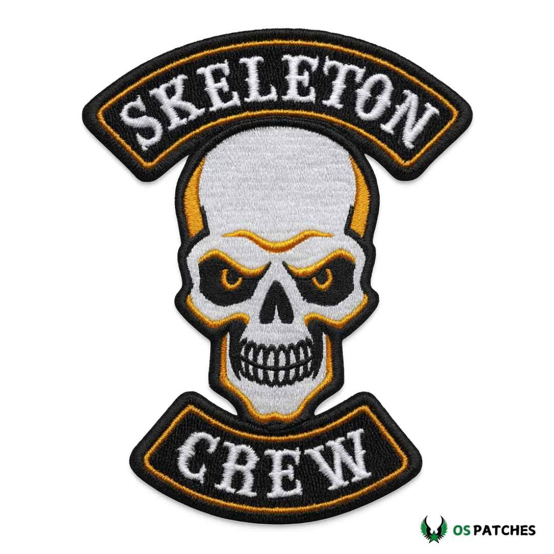 Parche bordado calavera blanca con texto Skeleton Crew en letras blancas