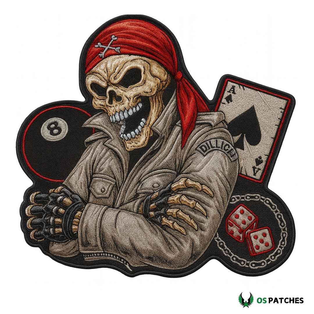 Parche bordado calavera pirata con pañuelo rojo, cartas, dados y bola 8