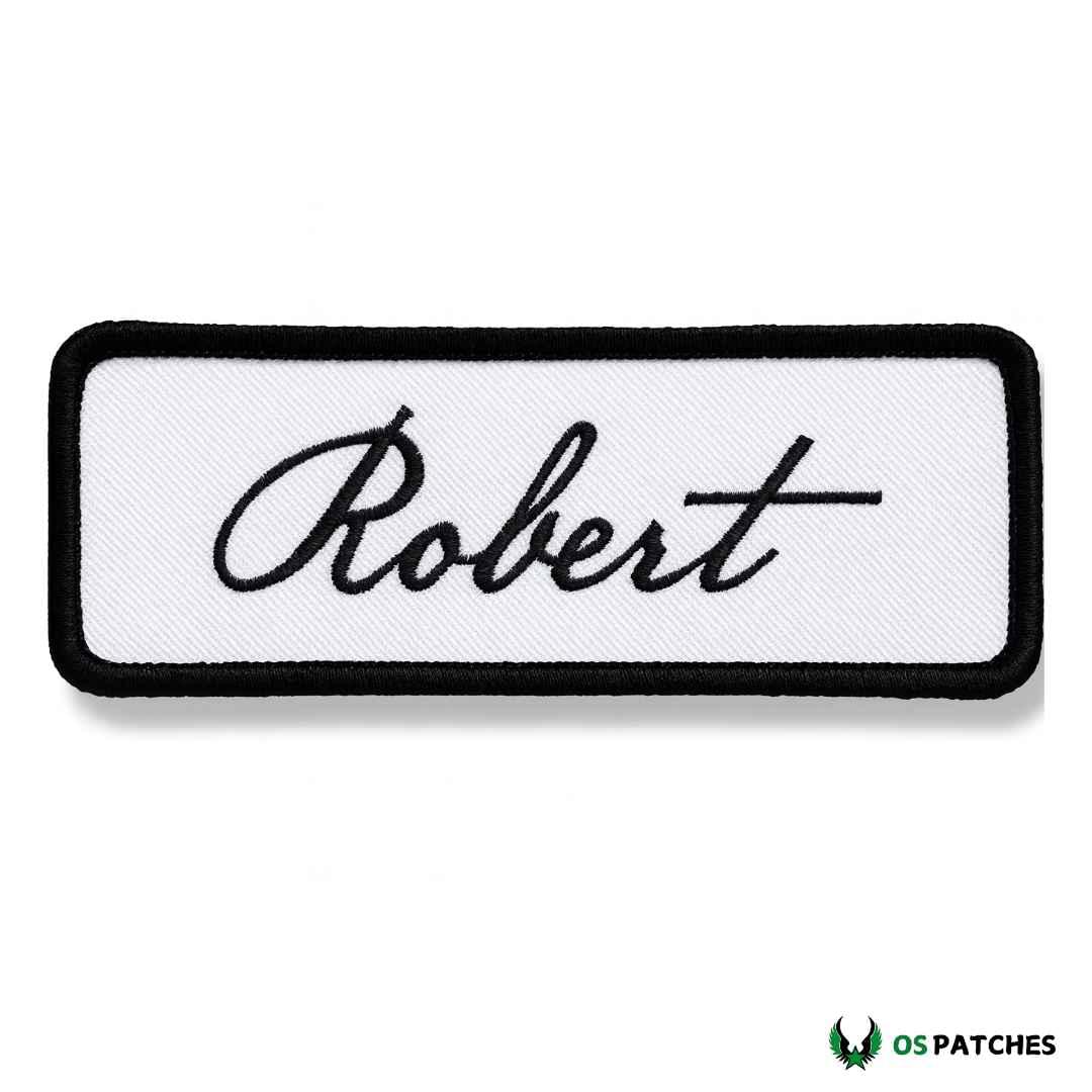 Parche bordado blanco con nombre Robert en letra cursiva negra elegante