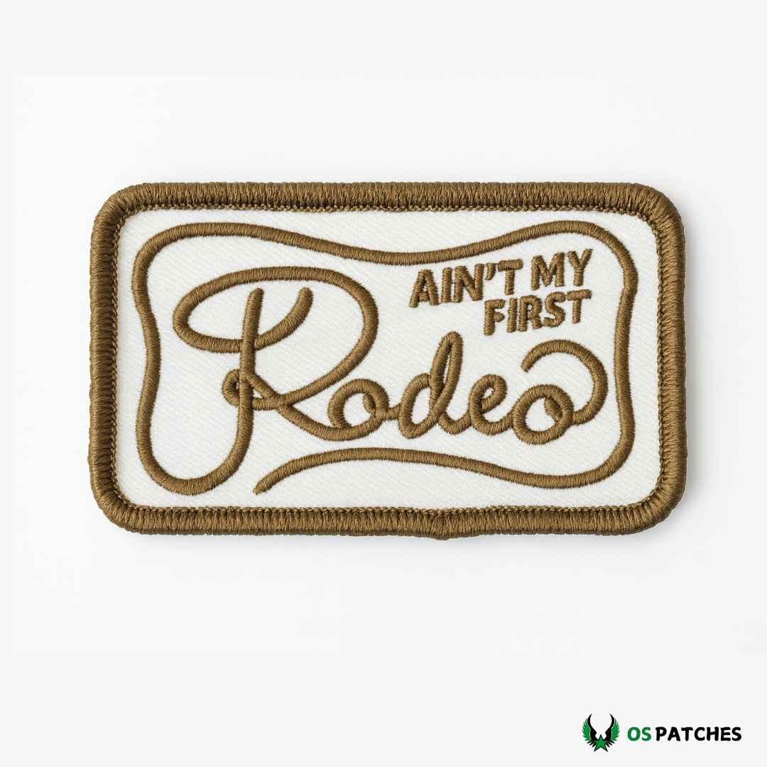 Parche bordado rectangular beige con frase Ain’t My First Rodeo